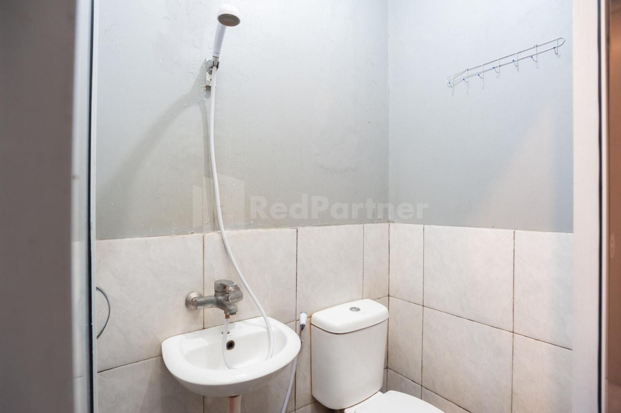 J&B Rooms Pramuka Jakarta Mitra Reddoorz Екстериор снимка