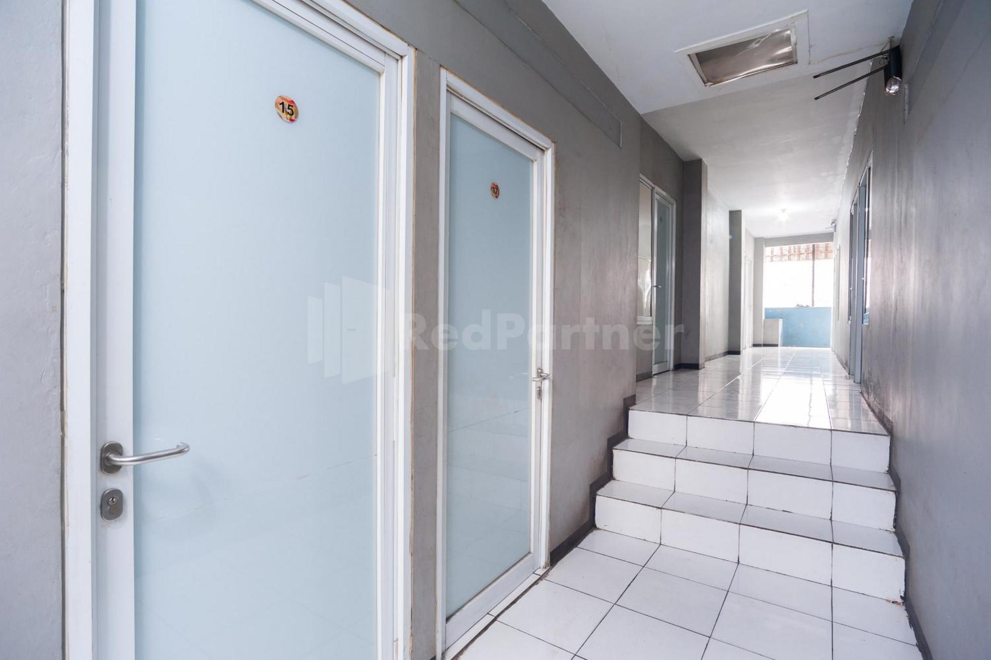 J&B Rooms Pramuka Jakarta Mitra Reddoorz Екстериор снимка