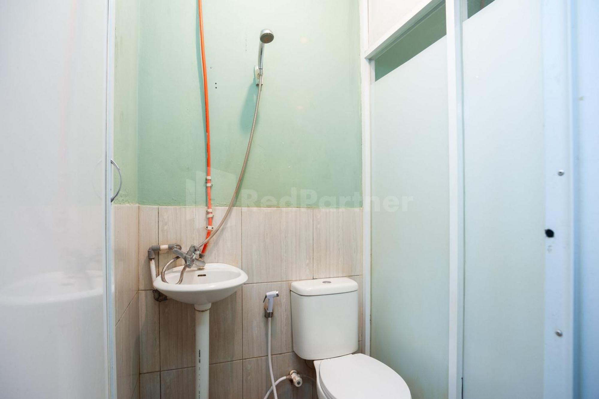 J&B Rooms Pramuka Jakarta Mitra Reddoorz Екстериор снимка