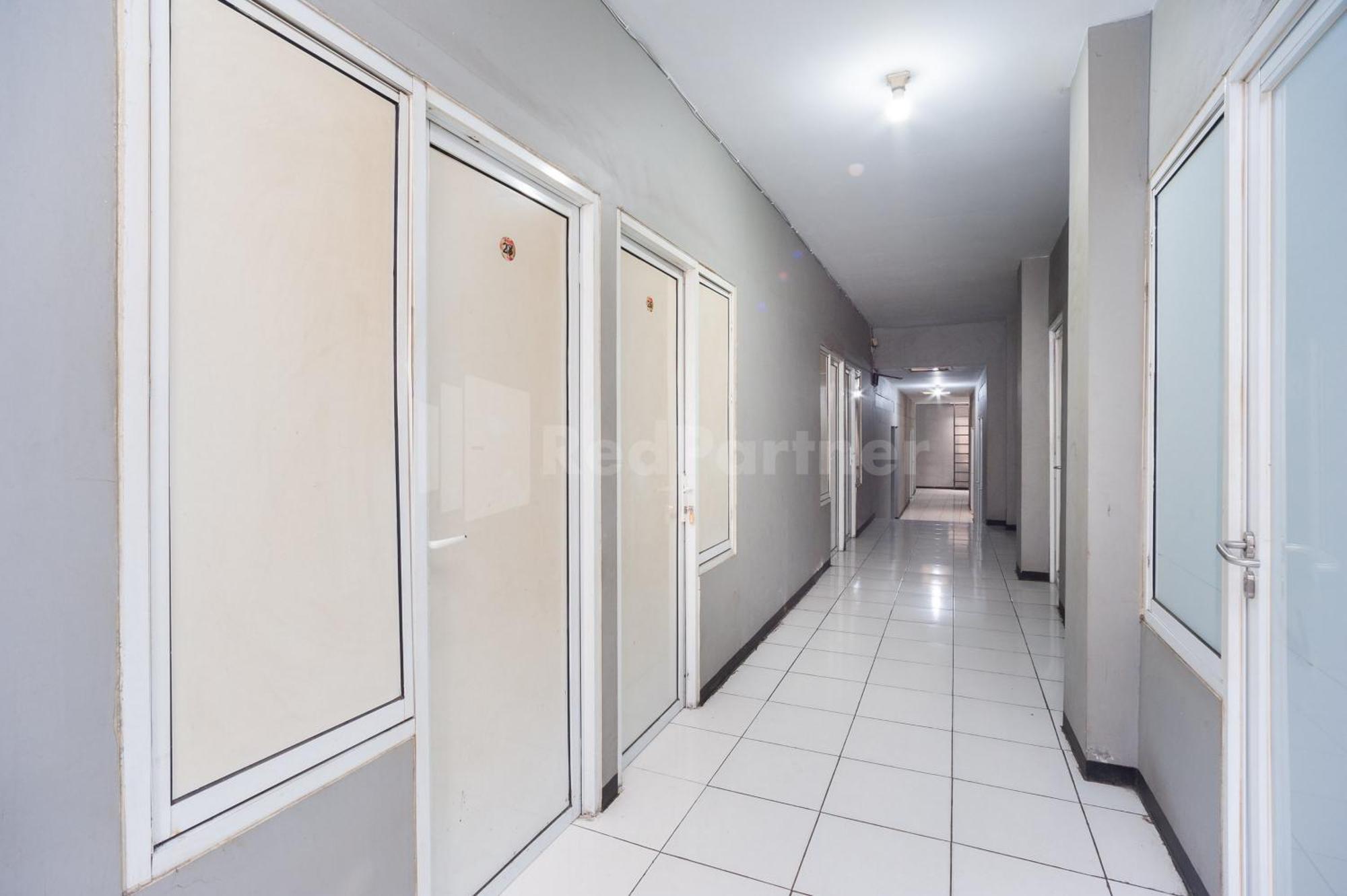 J&B Rooms Pramuka Jakarta Mitra Reddoorz Екстериор снимка