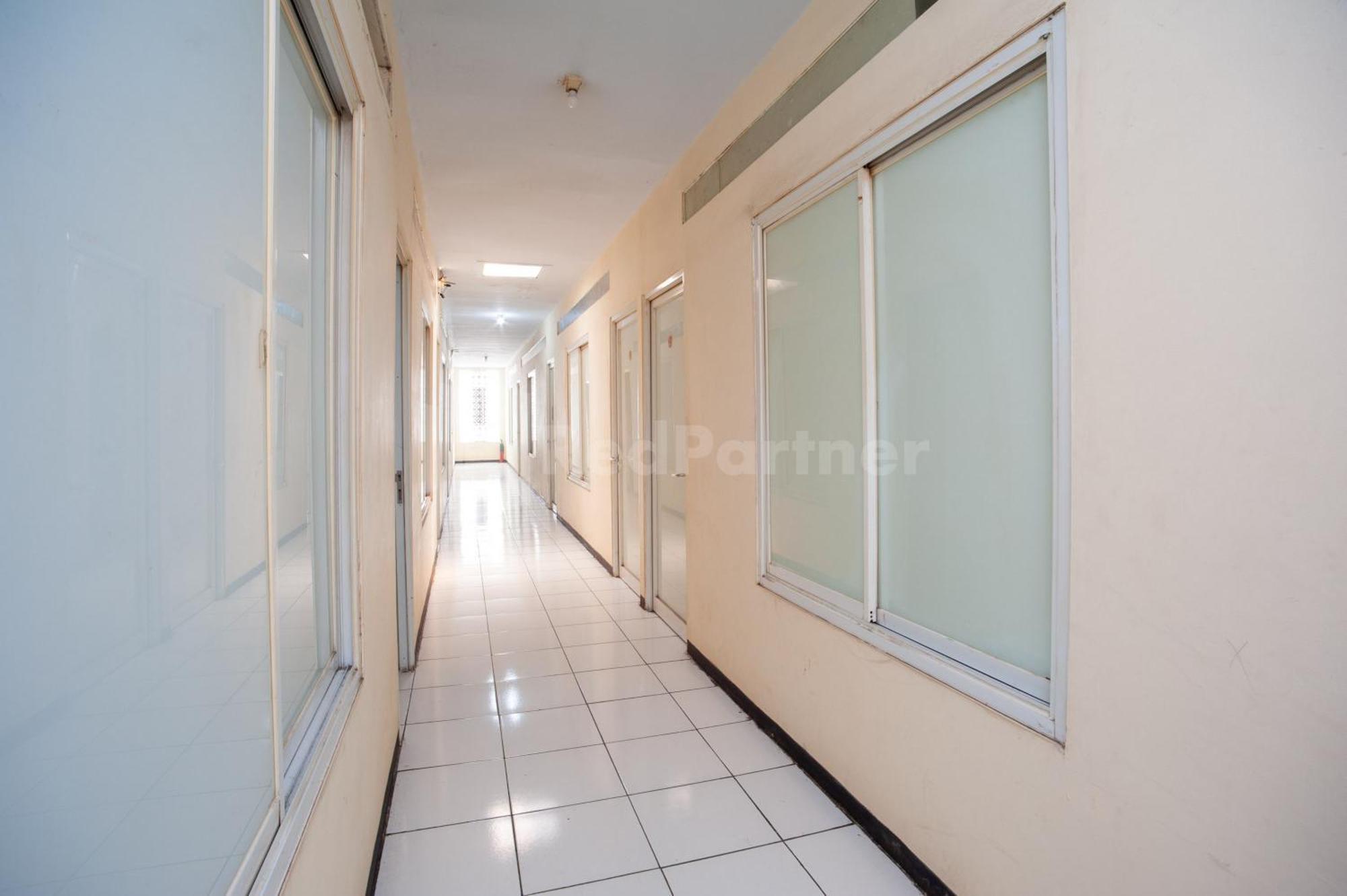 J&B Rooms Pramuka Jakarta Mitra Reddoorz Екстериор снимка