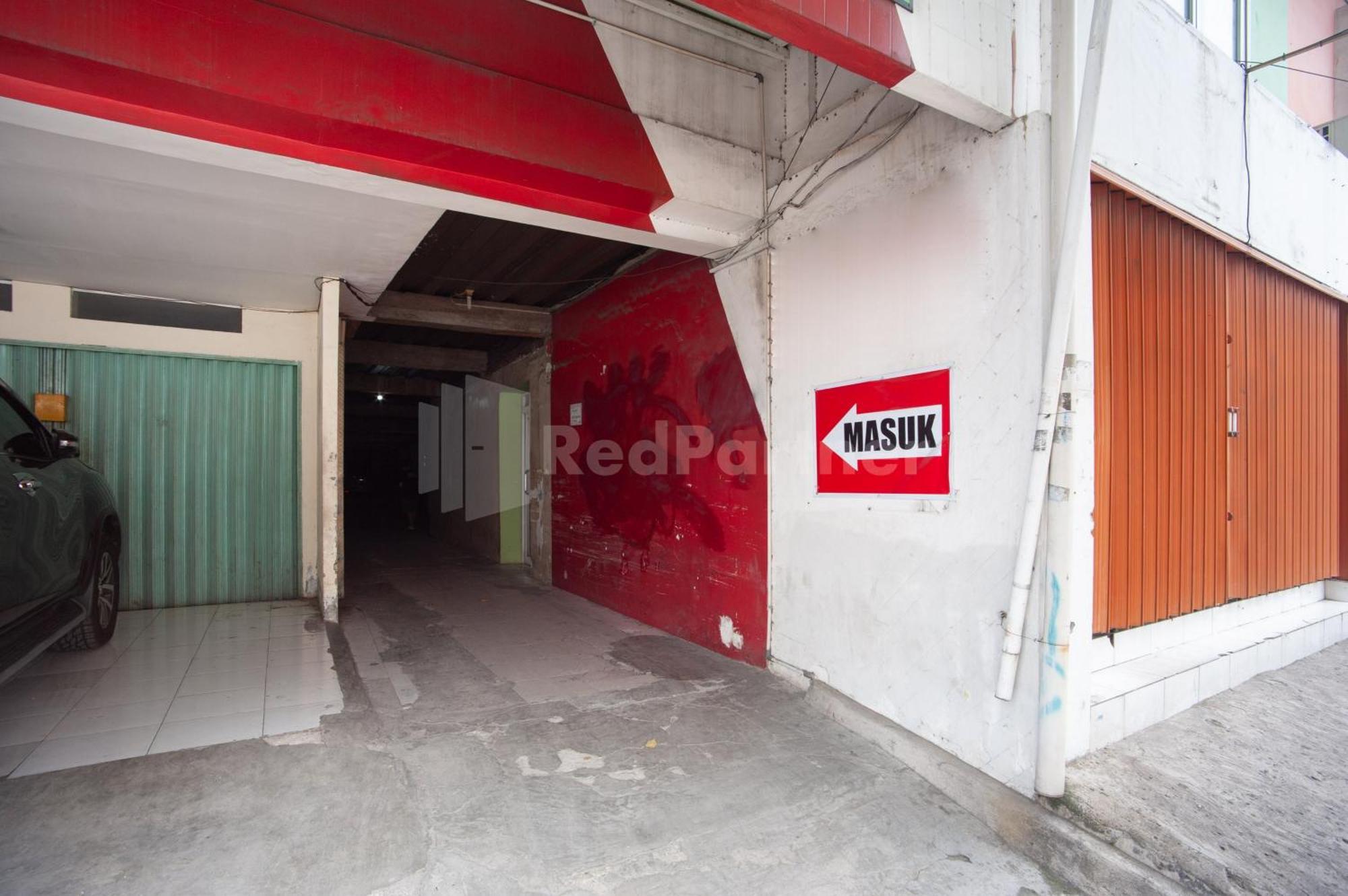 J&B Rooms Pramuka Jakarta Mitra Reddoorz Екстериор снимка